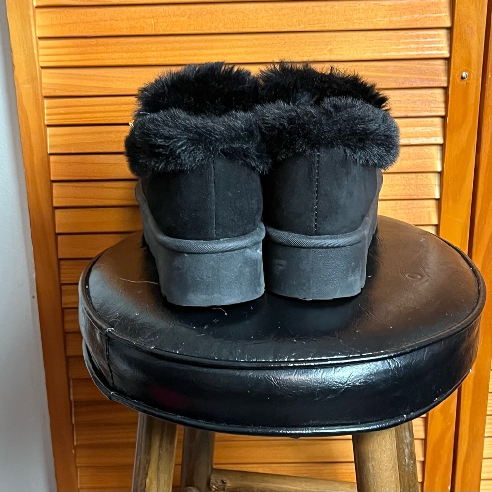 Elegant Black Faux Fur Women's Slip On Mini Boots with Gold Chain & Charms - Picture 4 of 6